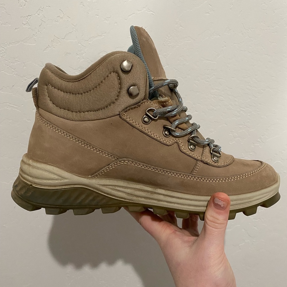 Women’s hiking boots. Size 10. Only worn once.